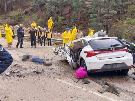 Adana da kayalar otomobilin üstüne düştü 4 öğretmen hayatını kaybetti