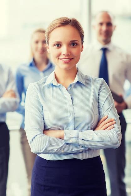 Concepto De Negocios Personas Y Trabajo En Equipo Mujer De Negocios Sonriente Con Un Grupo De