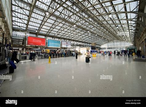 Concourse Aberdeen Railway Station Aberdeenscotland Showing Wide