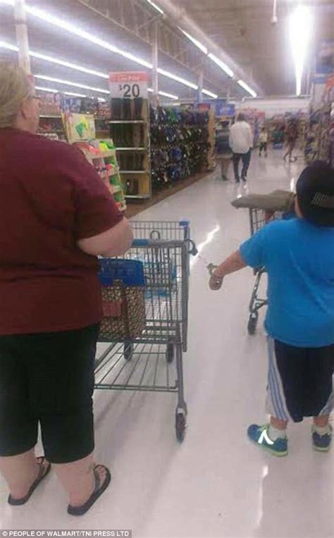 Walmart Shoppers Capture The Weirdest Behaviour Daily Mail Online