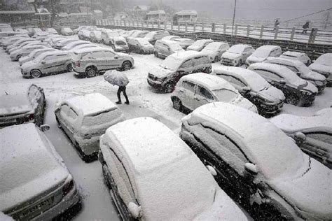 snowfall shimla receives seasons  snowfall   roads