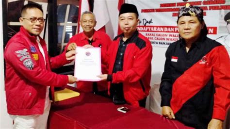 Sejumlah Tokoh Kembalikan Formulir Ke PDIP Komeng Ambil Tiket Balon