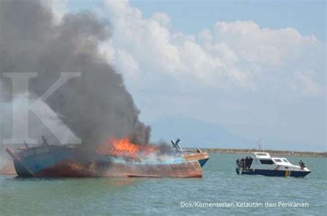 KKP Dan Kejaksaan Tenggelamkan 2 Kapal Illegal Fishing Berbendera