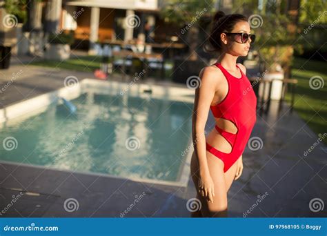 Junge Frau Im Bikini Der Durch Das Pool Aufwirft Stockbild Bild Von