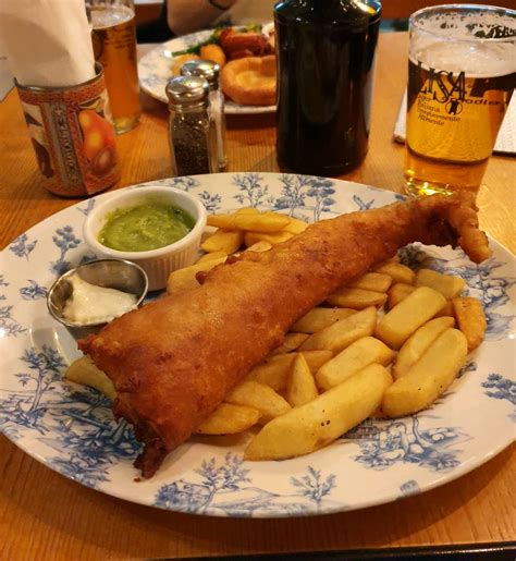 これはイギリスのパブ料理です 🇬🇧 ① Fish And Chips ② Steak And Ale Pie イギリス料理は評判が悪いとよく