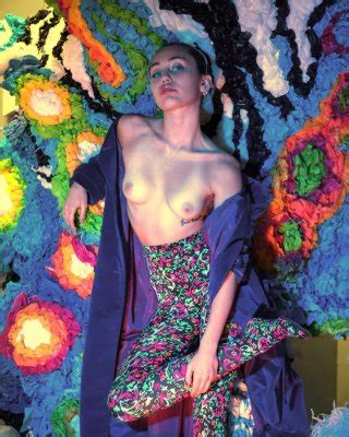 Miley Cyrus Shows Off Her Boobs And Pussy Porn Pictures Xxx Photos Sex Images Pictoa