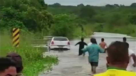 Motorista Grita Por Socorro E é Resgatado De Carro Levado Por