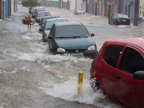 FOTOS IMAGENS Chuva Em SP Deixa Grupo Ilhado Em Carro Em Rua De Moema