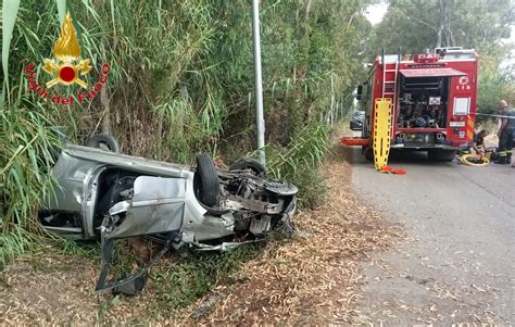 Civitavecchia Auto Finisce Fuori Strada Vigili Del Fuoco Estraggono