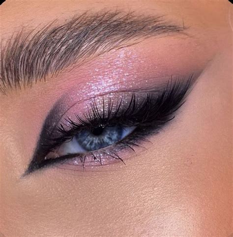 Pin By 𝖘𝖙𝖊𝖑𝖑𝖆 On 𝘔𝘈𝘒𝘌𝘜𝘗 101 Shimmer Makeup Shimmer Eye Makeup