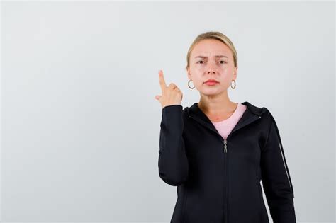 Jeune Femme Blonde Dans Une Veste Noire Photo Gratuite