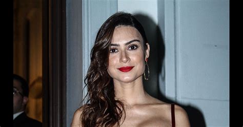 Thaila Ayala Posou Para Uma Foto Segurando Um Cartaz A Frase Pussy Power Purepeople