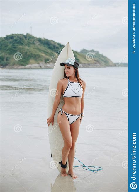 Muchacha Delgada Feliz En Bikini Con La Tabla Hawaiana En La Playa