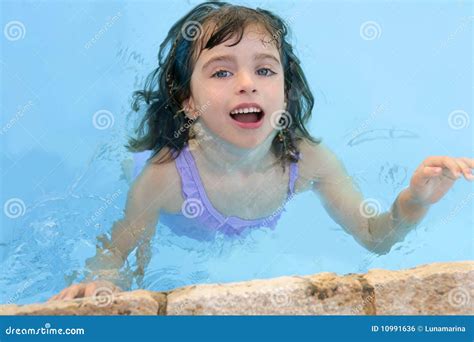 Schönes Kleines Mädchen Das Im Pool Lächelt Stockfoto Bild Von