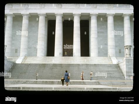 Parent and toddler at the steps of the Lincoln Memorial Stock Photo - Alamy