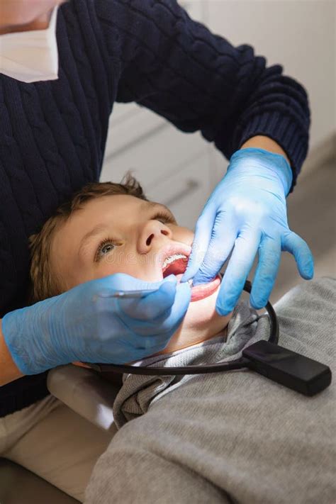 Tratamento Ortod Ntico Odontologia Infantil Menino Em Aparelho Nos