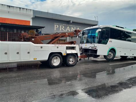 Autobús derriba poste y cierra el bulevar Playa del Carmen Agenda QR