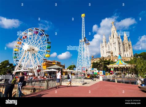 Parque De Atracciones Del Tibidabo Con El Templo Del Sagrado Corazón De