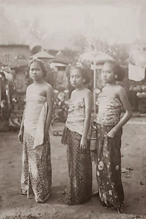 Three Beautiful Balinesse Girl ~ Bali ~ Indonesia ~ 1920s Bali