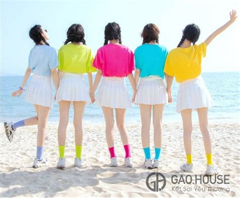 Áo nhóm màu phối chân váy xếp ly hot trend