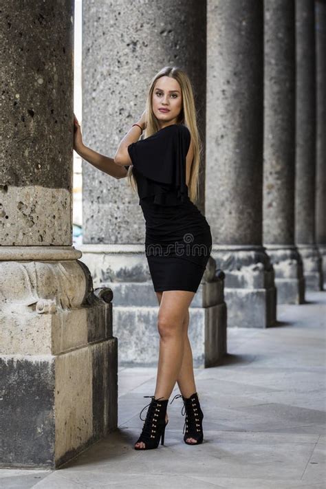 Femme Blonde Portant La Robe Noire Sur La Rue Image Stock Image Du Jeune Pose 101915645