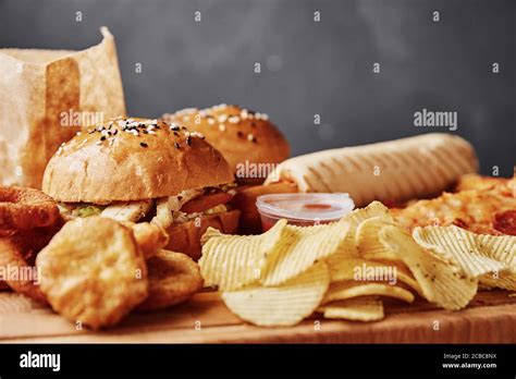 Junk Food Auf Dem Tisch Stockfotos Und Bilder Kaufen Alamy