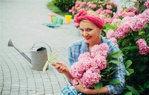 Cuidado De La Mujer De Flores En Jardín Jardinero Feliz De La Mujer Con