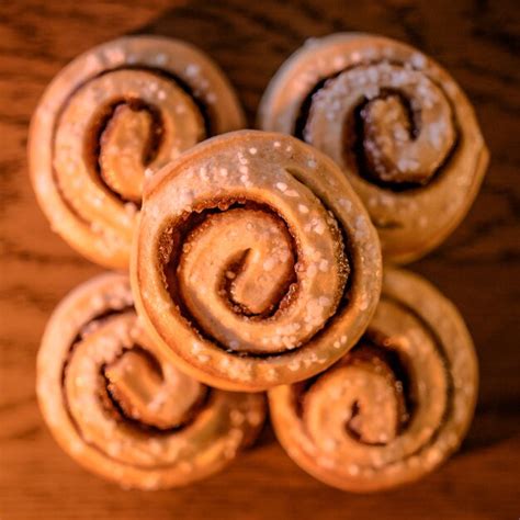 Premium Photo Freshly Baked Cinnamon Rolls