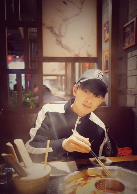 Nhan sắc thật của hot boy khẩu trang làm các cô gái phát cuồng