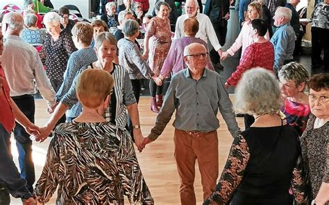 Danseurs Carhaix Au Fest Deiz De Degemer Mat Le T L Gramme