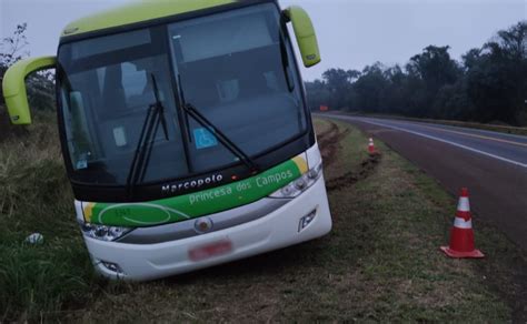 Susto Motorista perde controle de direção de ônibus e invade