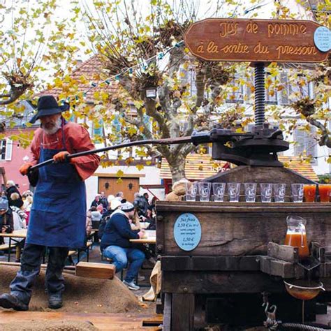 Mittelalterlicher Weihnachtsmarkt In Ribeauville Ronde Des F Tes