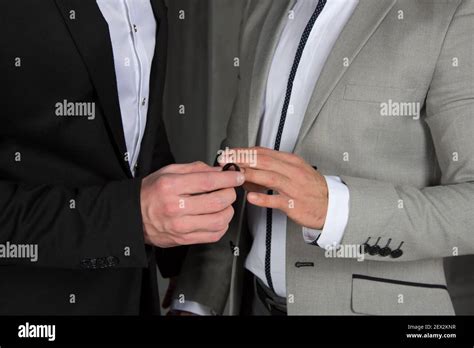 Giovane Coppia Gay Felice Sposarsi In Chiesa Amore E Romanticismo Bei Uomini In Abiti Foto