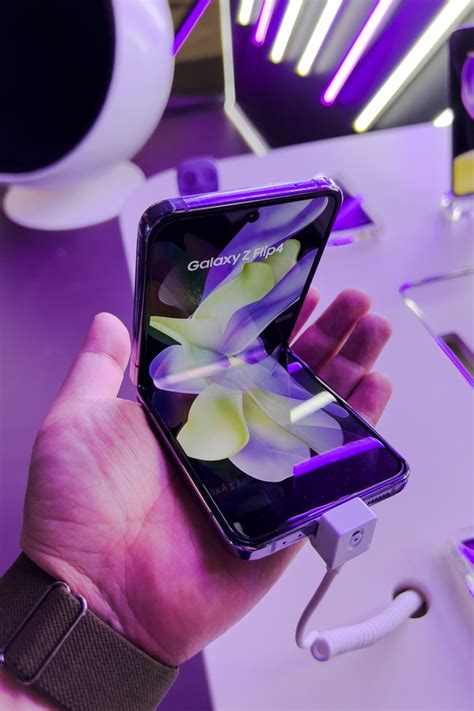 How Foldable Smartphone Screens Work? - TechBroll