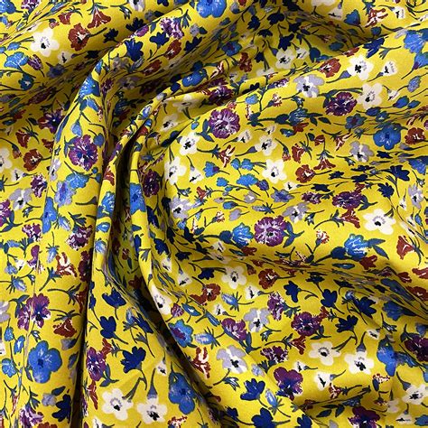 Tissu satin de coton imprimé floral jaune Tissus en Ligne