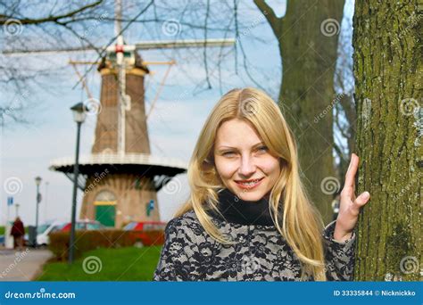 Meisje Dichtbij Windmolen In Nederlandse Stad Van Gorinchem Stock Foto