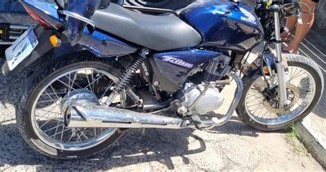 Adolescente fica ferido ao colidir moto que pilotava em caminhão