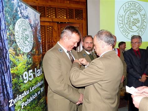 6 Stanisław Hasiuk odznaczony złotą odznaką Związek Leśników