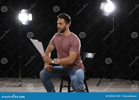 Ator Profissional Lendo Seu Roteiro Durante O Ensaio No Teatro Imagem