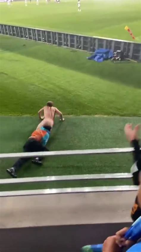 A Completely Naked Runner Breaks Into A Match In New Zealand And Becomes A Social Media Hero