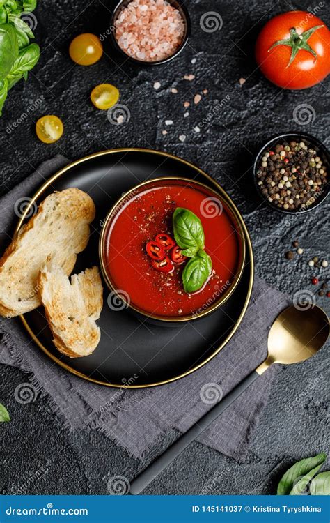 Gazpacho Frio Espanhol Tradicional Da Sopa Do Tomate Em Uma Bacia No