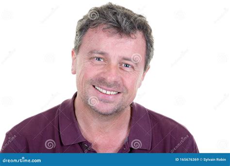 Retrato De Um Homem Feliz E Bonito De Meia Idade Sorrindo Em Fundo