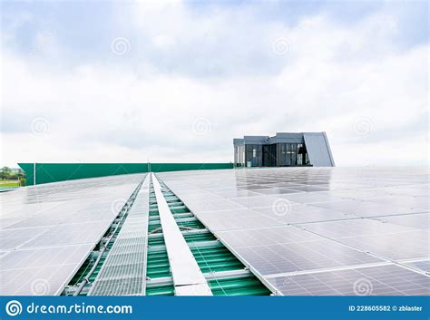 Painel De Células Solares No Telhado De Fábrica Foto de Stock Imagem