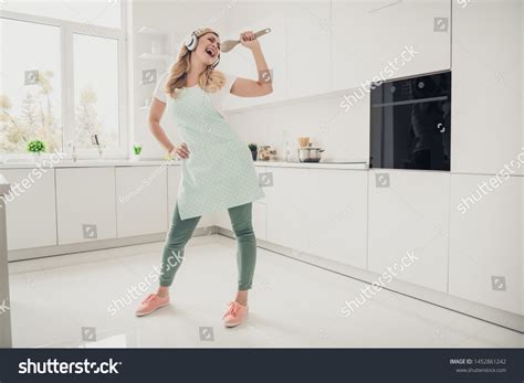 24 415 Blonde Woman Cooking Images Stock Photos Vectors Shutterstock