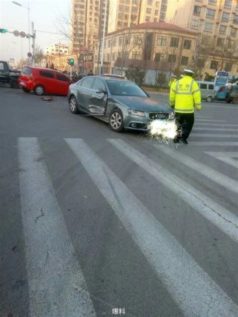 濱州黃河十一路附近三車相撞 車損嚴重 每日頭條