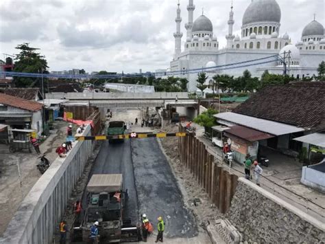 Jalan Yang Lalui Viaduk Gilingan Mulai Diaspal Target Rampung Sesuai