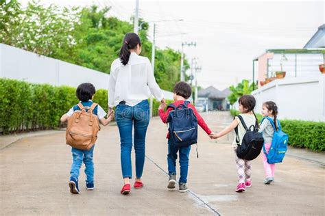 Groupe De M Re Et D Enfants Tenant Des Mains Allant Instruire Avec Le