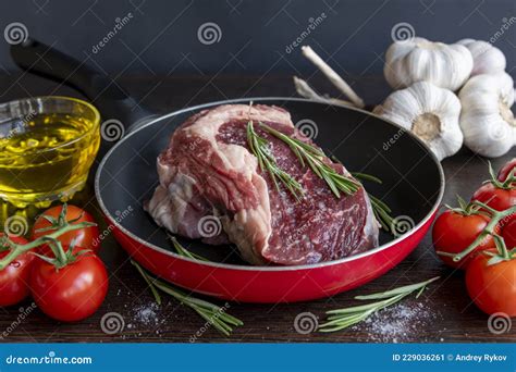 Carne Crua De Bovino Em Pano De Fritura Imagem De Stock Imagem De