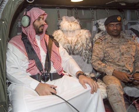 صورة لمحمد بن سلمان والمتحدث باسم “عاصفة الحزم” خلال جولة تفقدية قُبيل