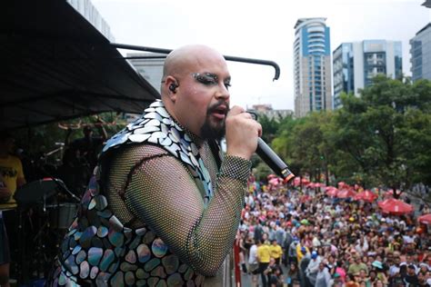 Tiago Abravanel Chega Look Prateado Brilhante No Bloco Em SP